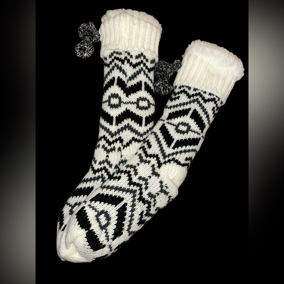Women's nwt Nordic Knit Faux Shearling Lined Slipper Socks with Poms & Grippers - Picture 2 of 6
